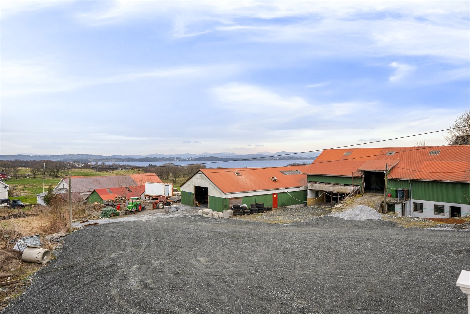 Fra eiendommen er det utsikt mot sjøen og det omkringliggende landskapet. Galleribilde