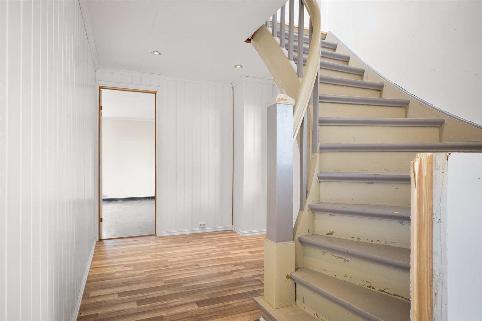 Inngangsparti og trappeløp. Boligen er på begynt renovering. Galleribilde