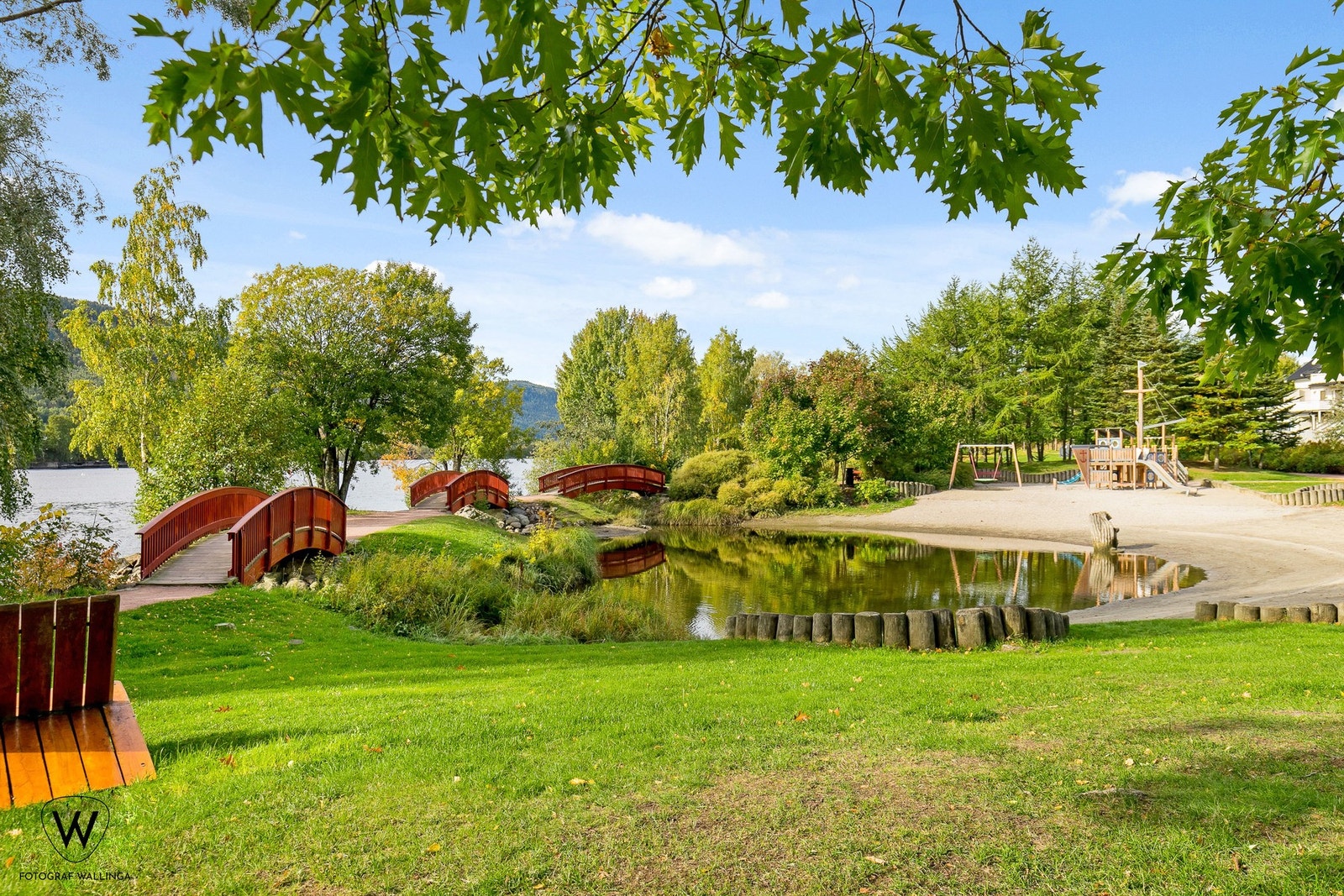 Nærliggende grøntområder med lekeplass, idylliske turstier og fine oppholdsplasser langs vannet. Galleribilde