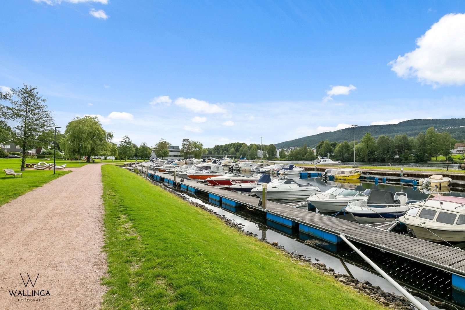 Kort vei til båthavn og elvepromenade med fine tur og rekreasjonsområder langs vannet. Galleribilde