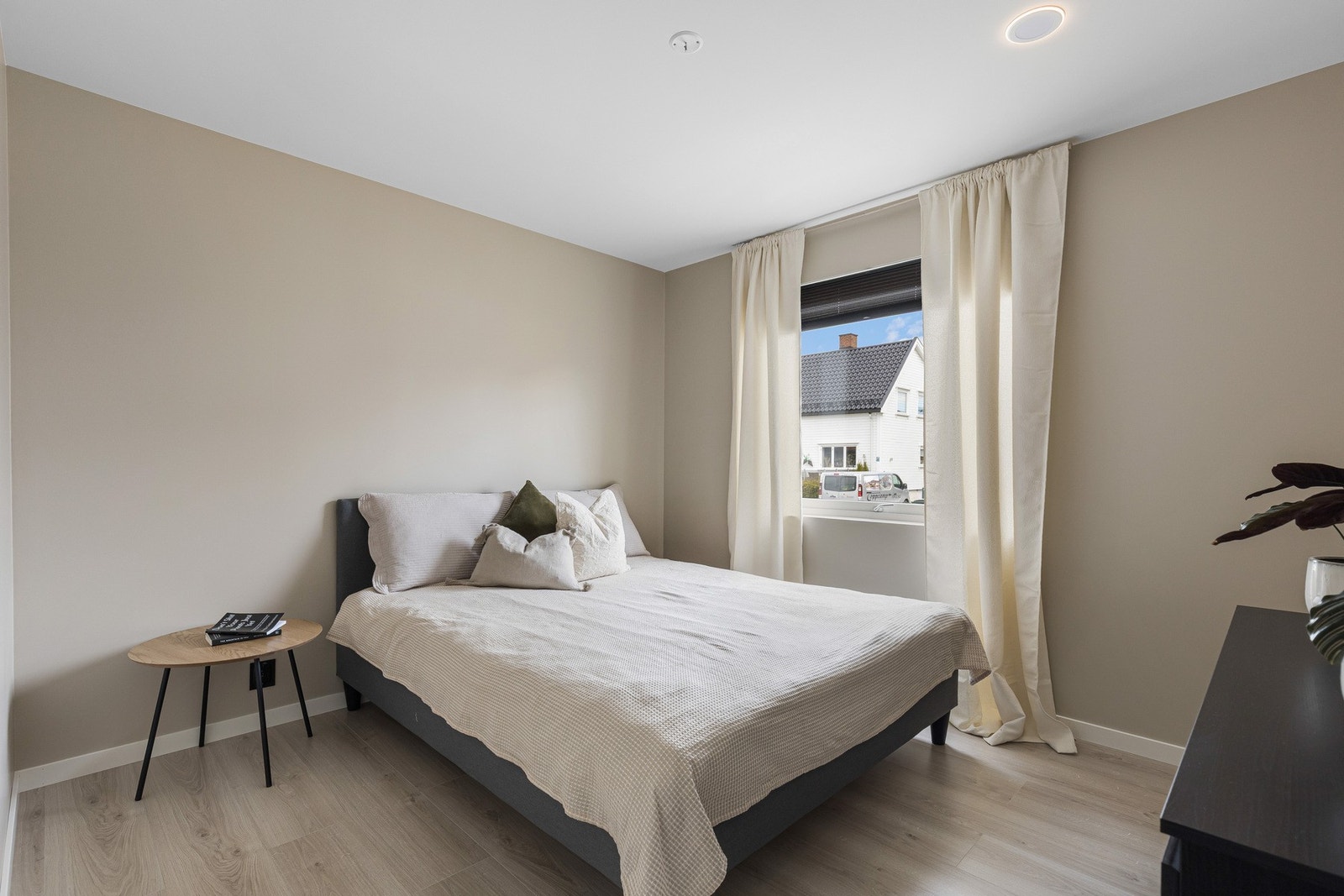 Lyst og rolig soverom med plass til dobbeltseng og gode innredningsmuligheter. Galleribilde