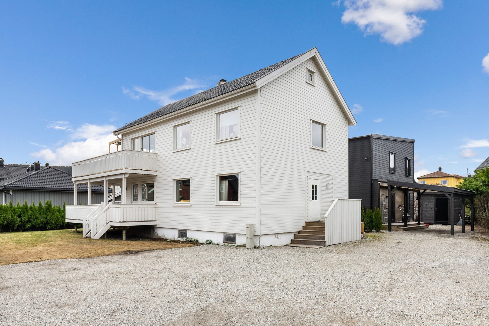 Eiendommen fremstår med ryddige uteområder, terrasse og gode parkeringsmuligheter. Galleribilde