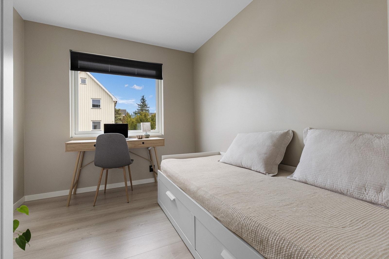 Perfekt som barnerom, gjesterom eller hjemmekontor. Lyst og hyggelig med plass til både seng og skrivepult. Galleribilde