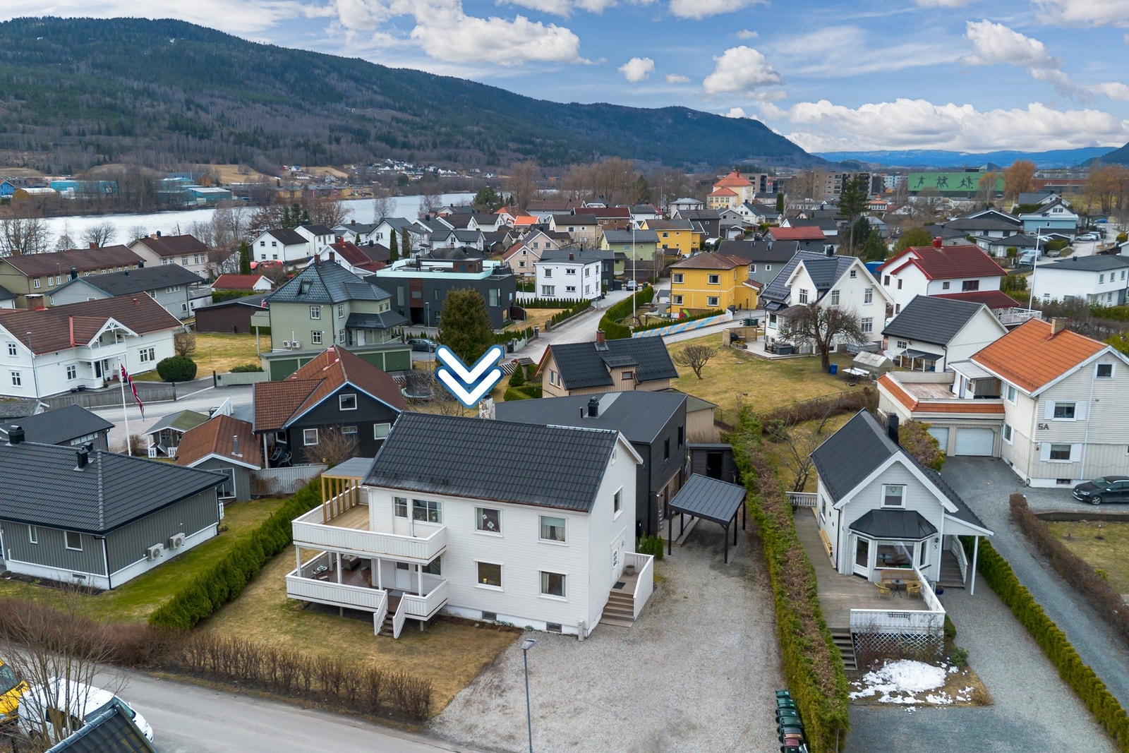 Boligen har en attraktiv og barnevennlig beliggenhet i et etablert område, med nærhet til både sentrum, skoler, barnehager og flotte turområder. Galleribilde