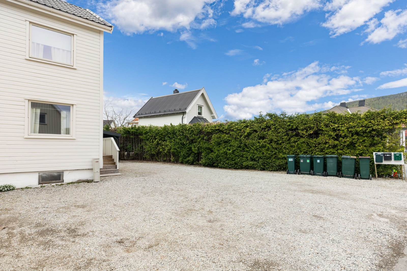Romslig gårdsplass med gode parkeringsmuligheter og enkel adkomst til boligen. Galleribilde