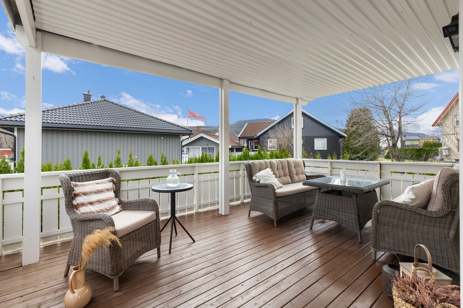 Romslig og overbygget terrasse med gode solforhold og plass til sittegruppe. Pperfekt for hyggelige uteopphold. Galleribilde