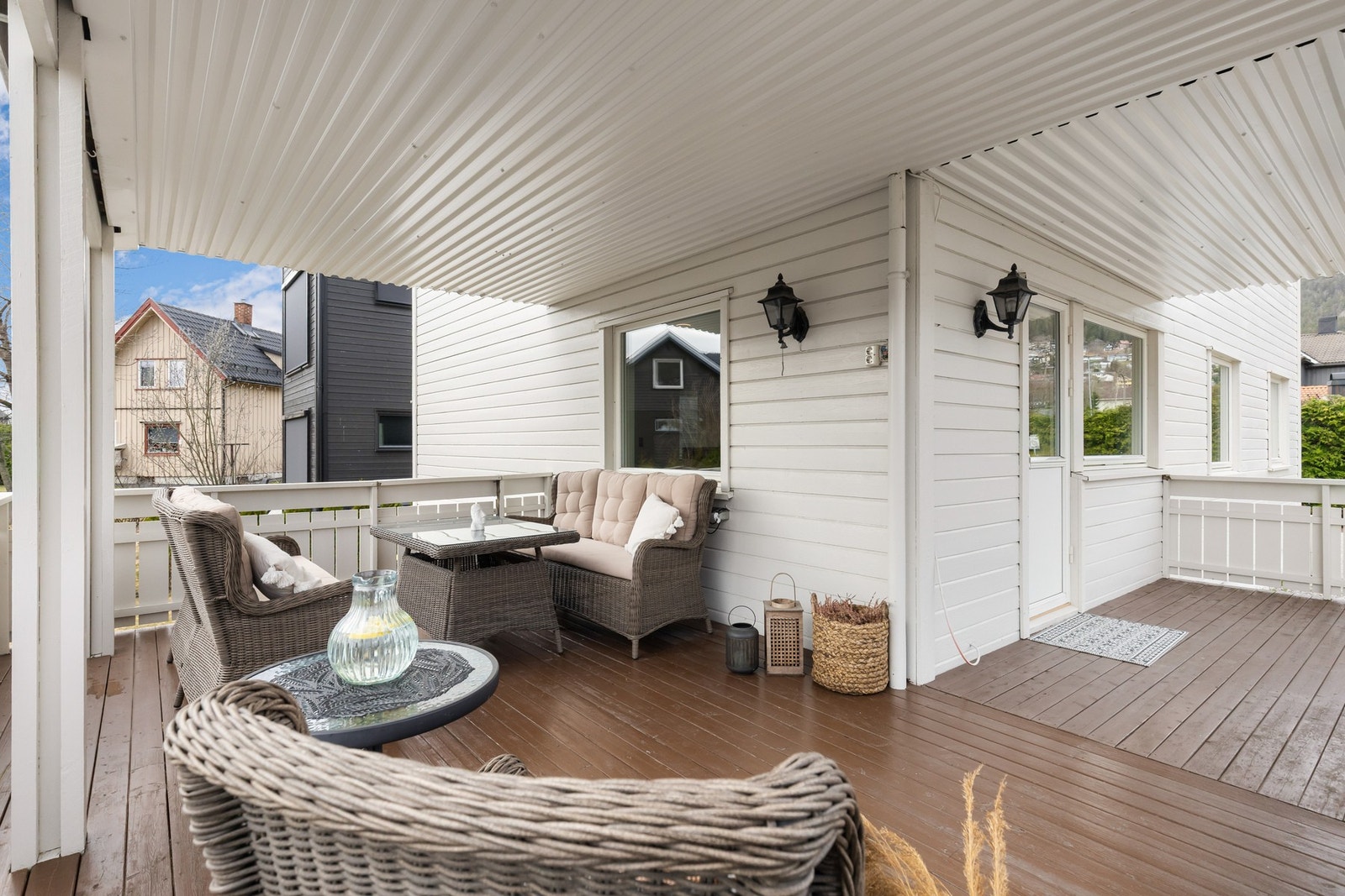 Stor, overbygget terrasse med gode møbleringsmuligheter. En lun og skjermet uteplass som forlenger utesesongen betydelig. Galleribilde