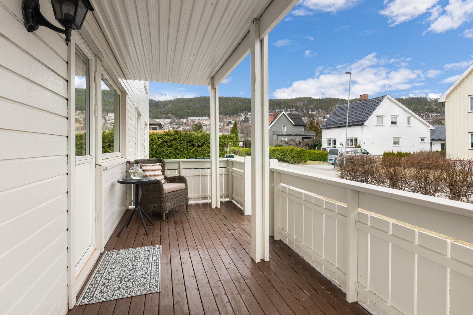 Veranda med trapp ned til hagen. Galleribilde