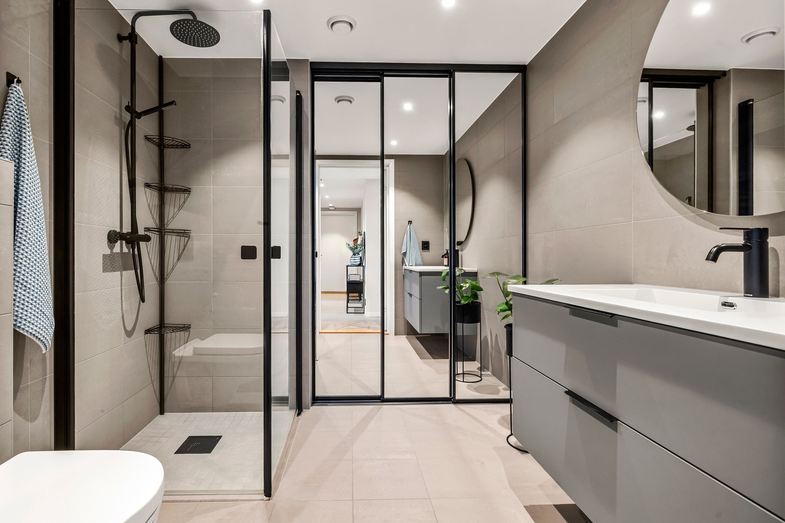 Badet har mørke detaljer som gir et svært moderne uttrykk. Galleribilde
