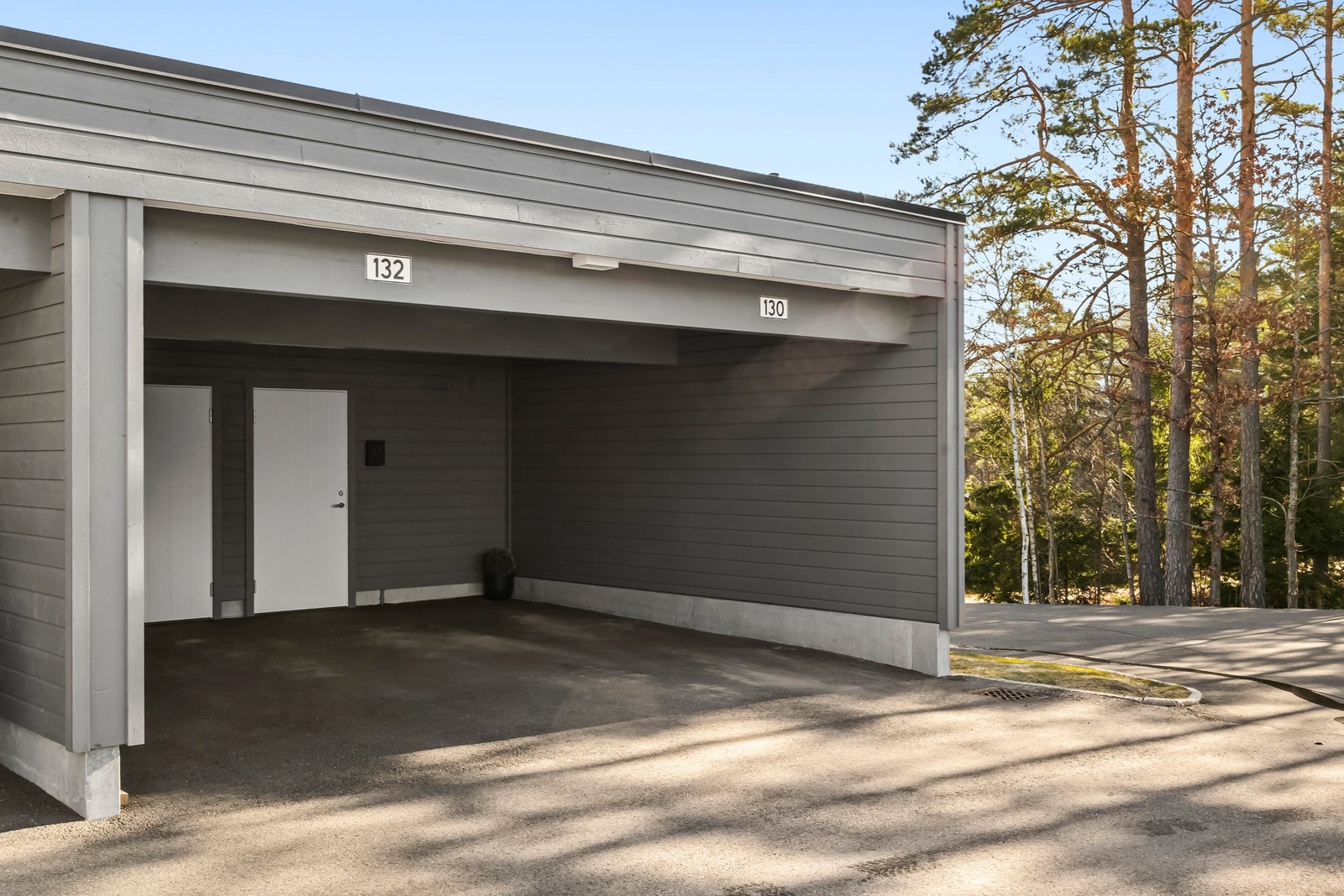 Parkeringsplass i carport med bod og elbillader. Galleribilde