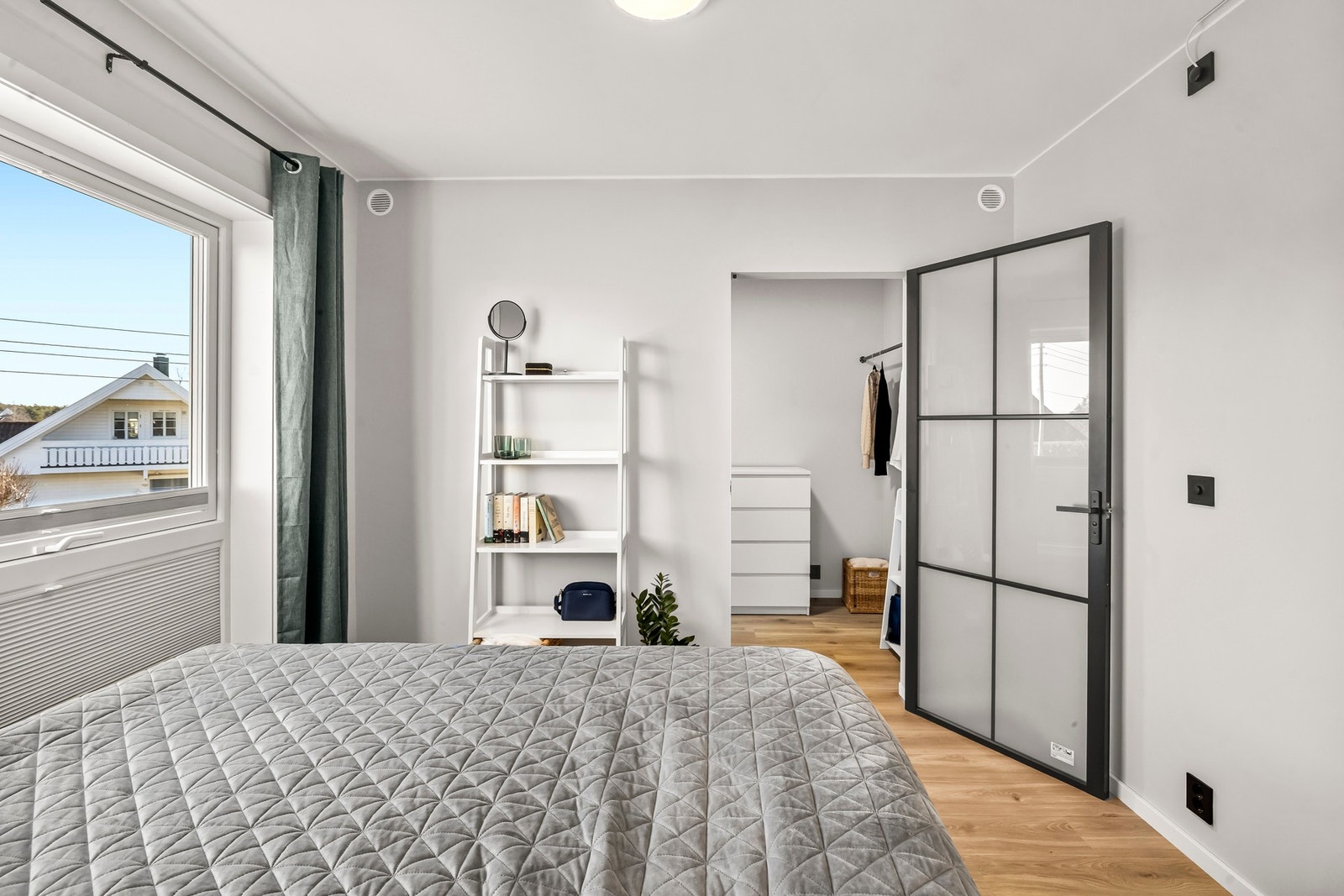 Hovedsoverom med walk-in-closet. Galleribilde