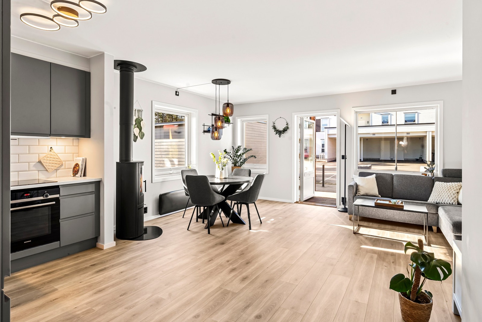 Stue/kjøkken med god plass til spisebord og sofaseksjon. Galleribilde
