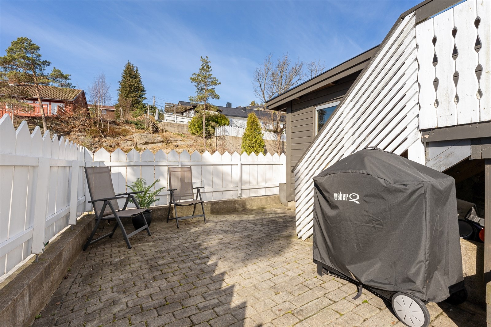 Tomten er enkel å holde og opparbeidet med belegningsstein, terrasse, beplantning og rekkverk. Galleribilde