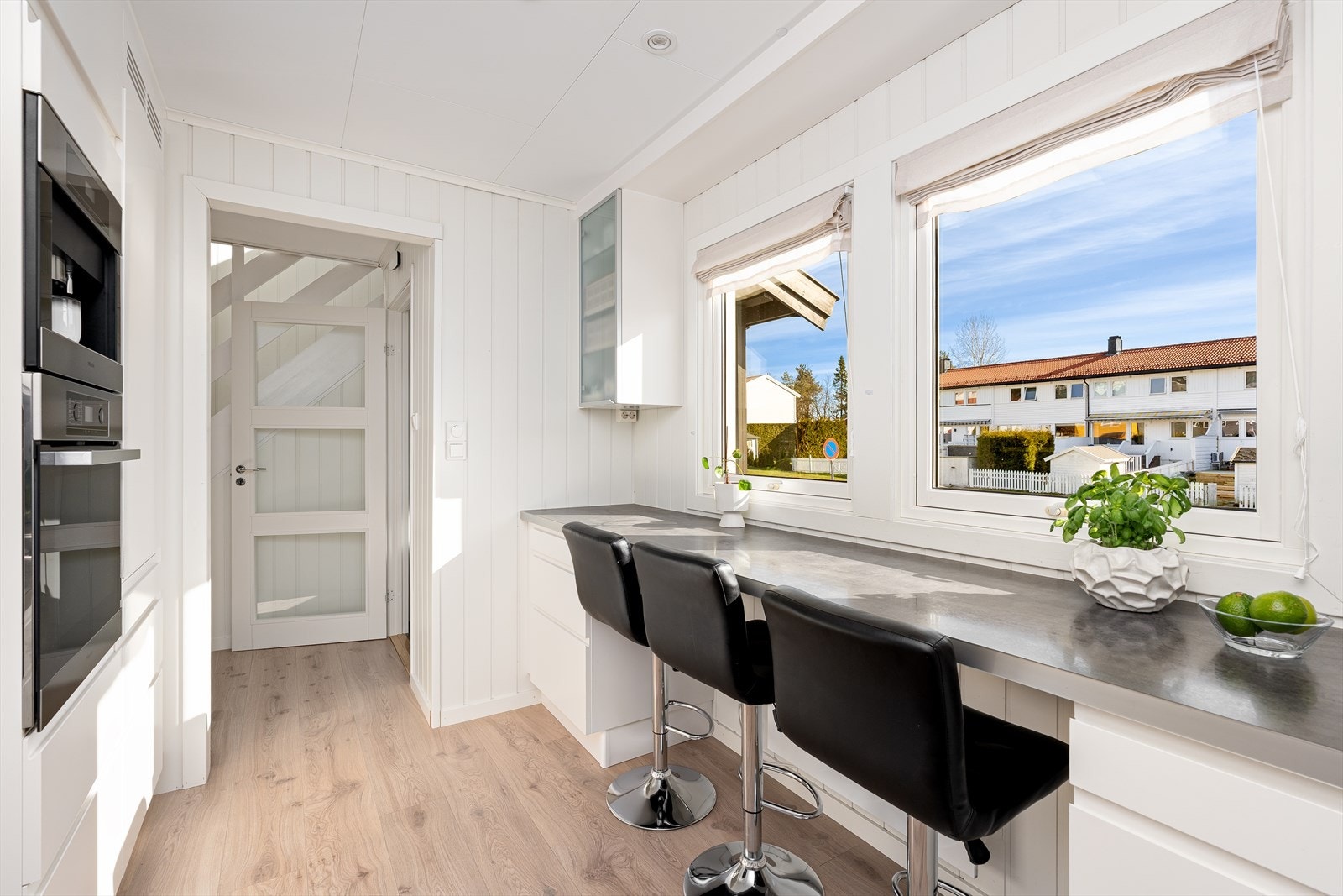 Boligens 1.etg. inneholder et vindfang, mellomgang, kjøkken, samt stue med tilkomst til terrassen. Galleribilde