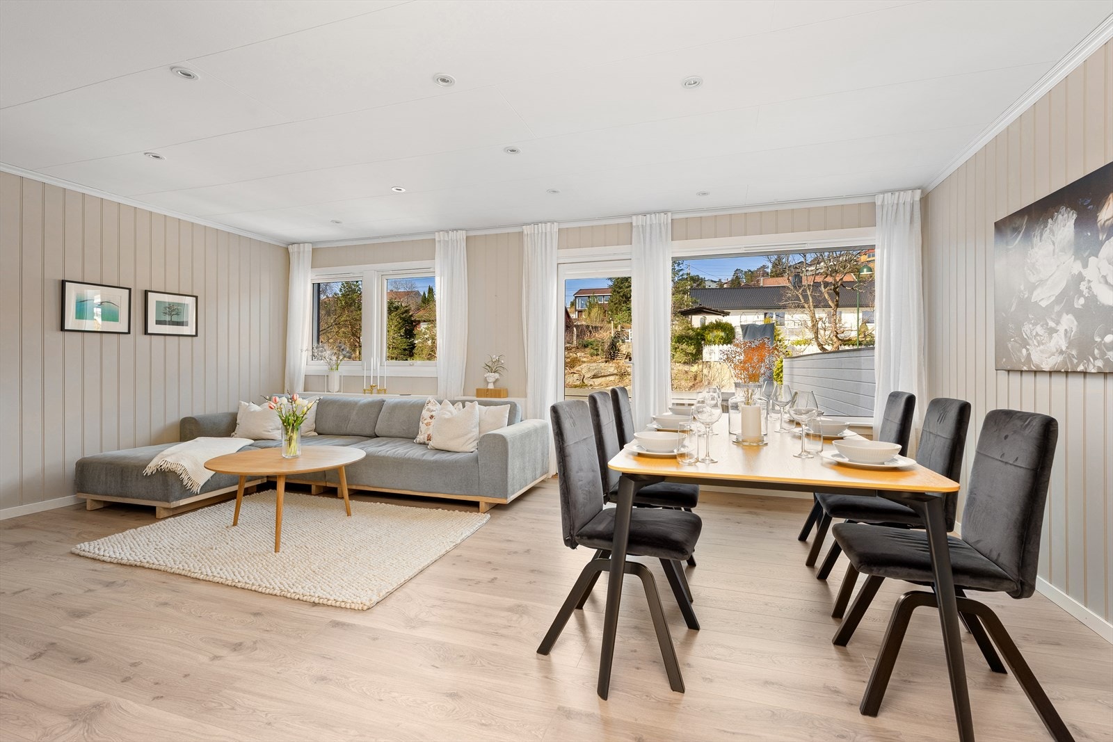 I stuen er det rikelig med naturlig dagslys fra de store vindusflatene. Det er lagt et gjennomgående gulv, forøvrig malt panel på vegger og downlights i himling. Galleribilde