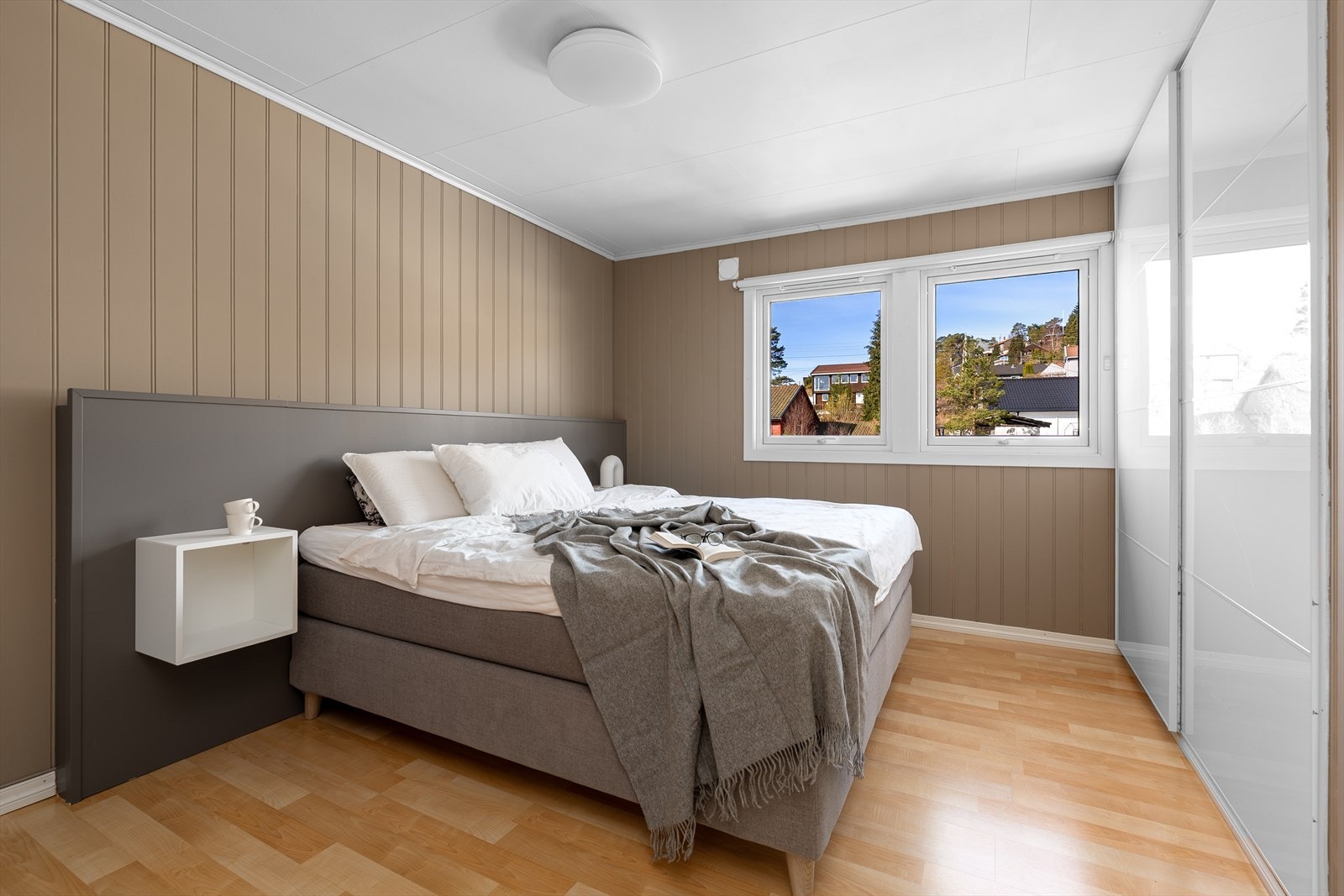 I boligens 2.etg. finner du 3 soverom, samt bad. Hovedsoverommet er av god størrelse med plass til dobbeltseng med tilhørende nattbord, samt en større skyvedørsgarderobe. Galleribilde