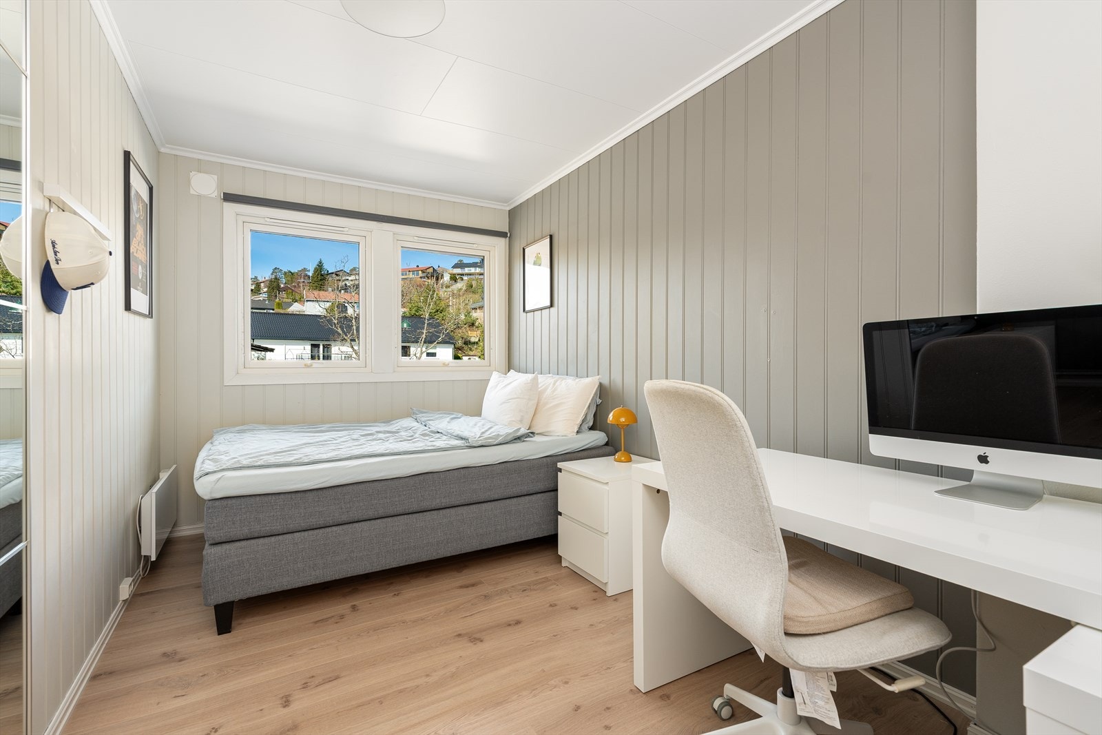 Vegg i vegg med hovedsoverommet finner du soverom nr. 2 hvor det er plass til en dobbeltseng med nattbord, garderobe og arbeidsstasjon. Galleribilde