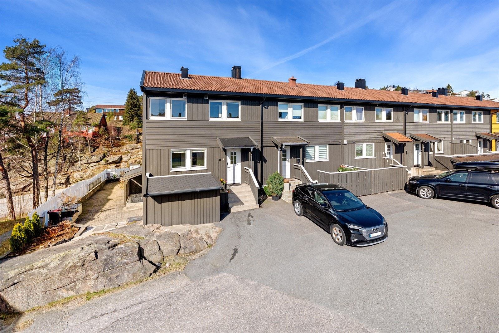På fremsiden er det plass til å parkere 2 biler, forøvrig er det parkering i garasje i rekke og i gaten etter gjeldende bestemmelser. Galleribilde