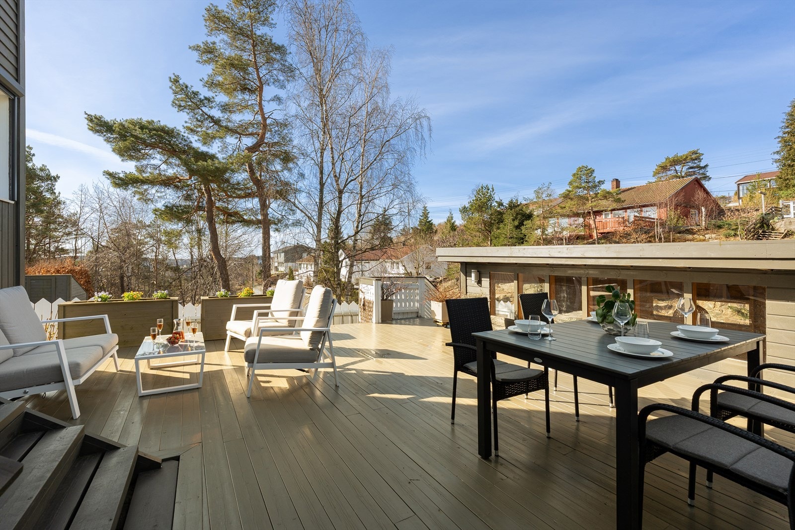 Tilhørende denne boligen følger det en stor solrik terrasse som er på ca 41 kvm. Her har du sol gjennom dagen og på ettermiddag- og kveldstid. Galleribilde