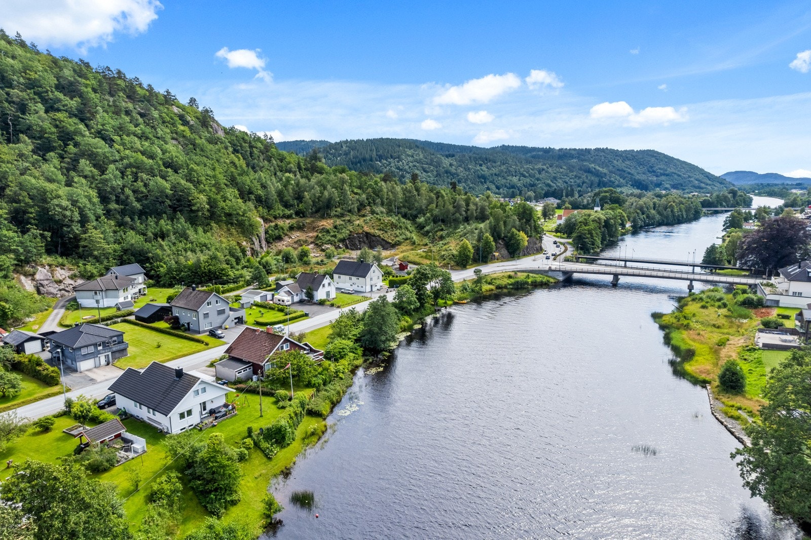 Fra boligen er det gang -og sykkelsti som fører til skolene og til sentrum. Galleribilde