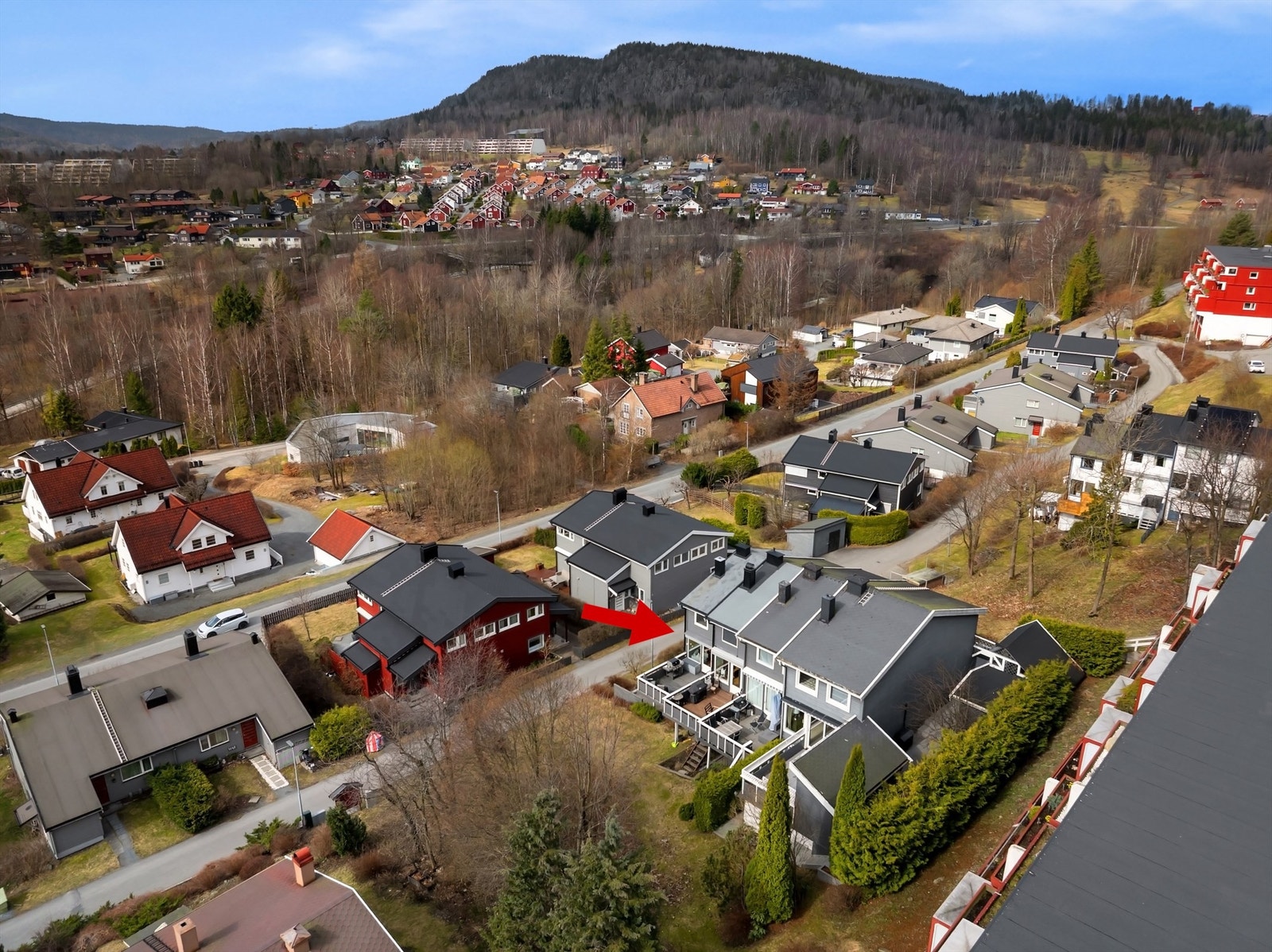 Her bor dere i et bilfritt boligtun med nærhet til barnehager, skoler, lekeplasser, buss, T-bane, butikker og ikke minst flotte turområder Galleribilde
