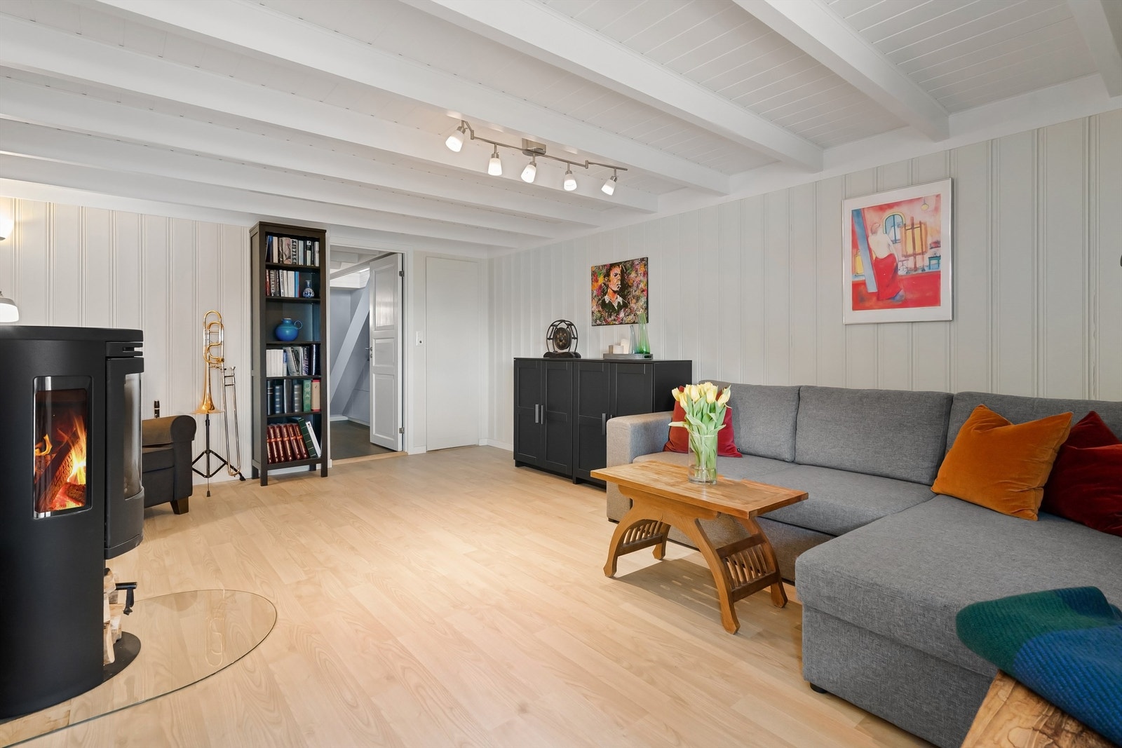 TV-stuen er av god størrelse, og har en koselig peis som gir både varme og hygge Galleribilde