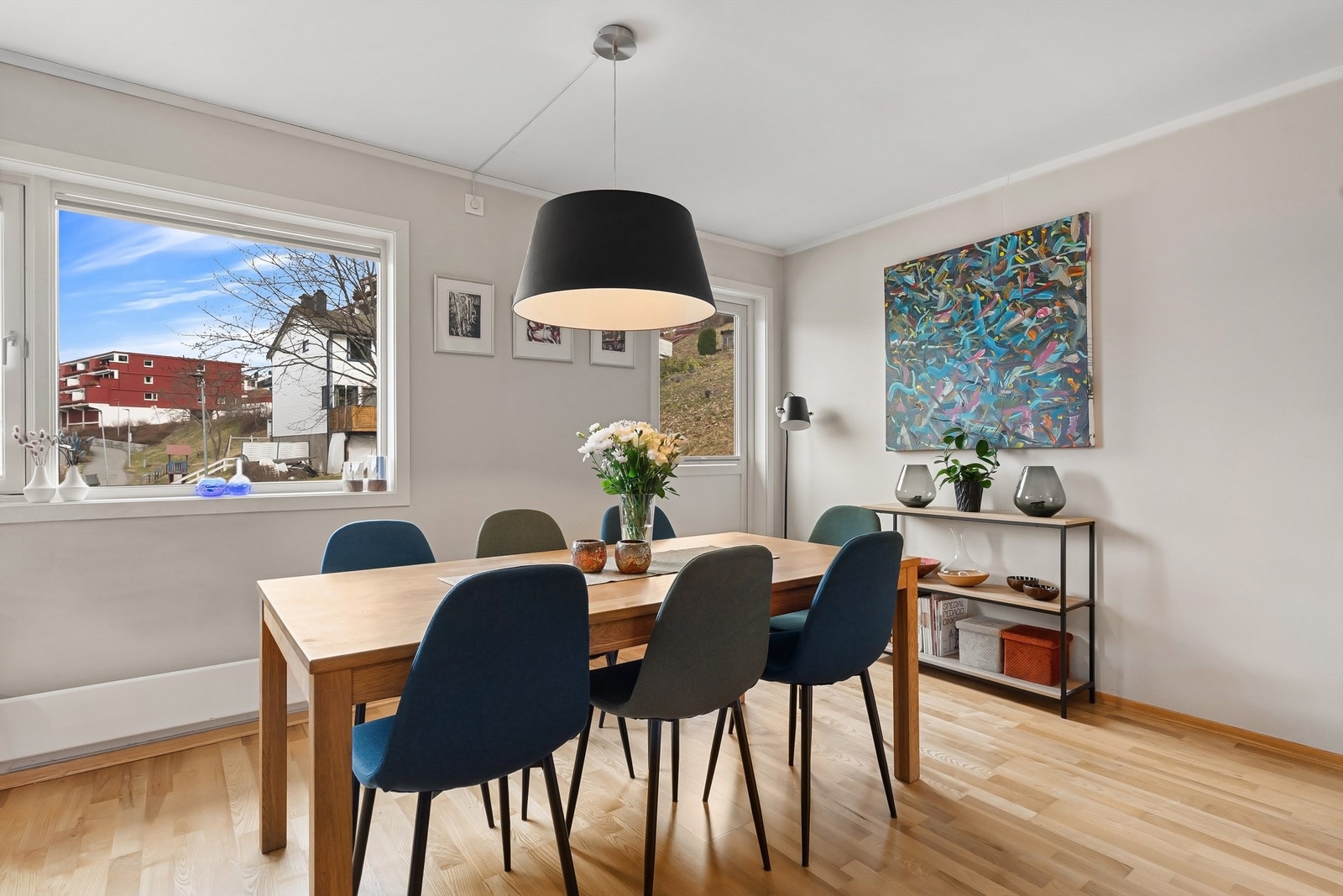 Ved kjøkkenet er det god plass for spisebord Galleribilde
