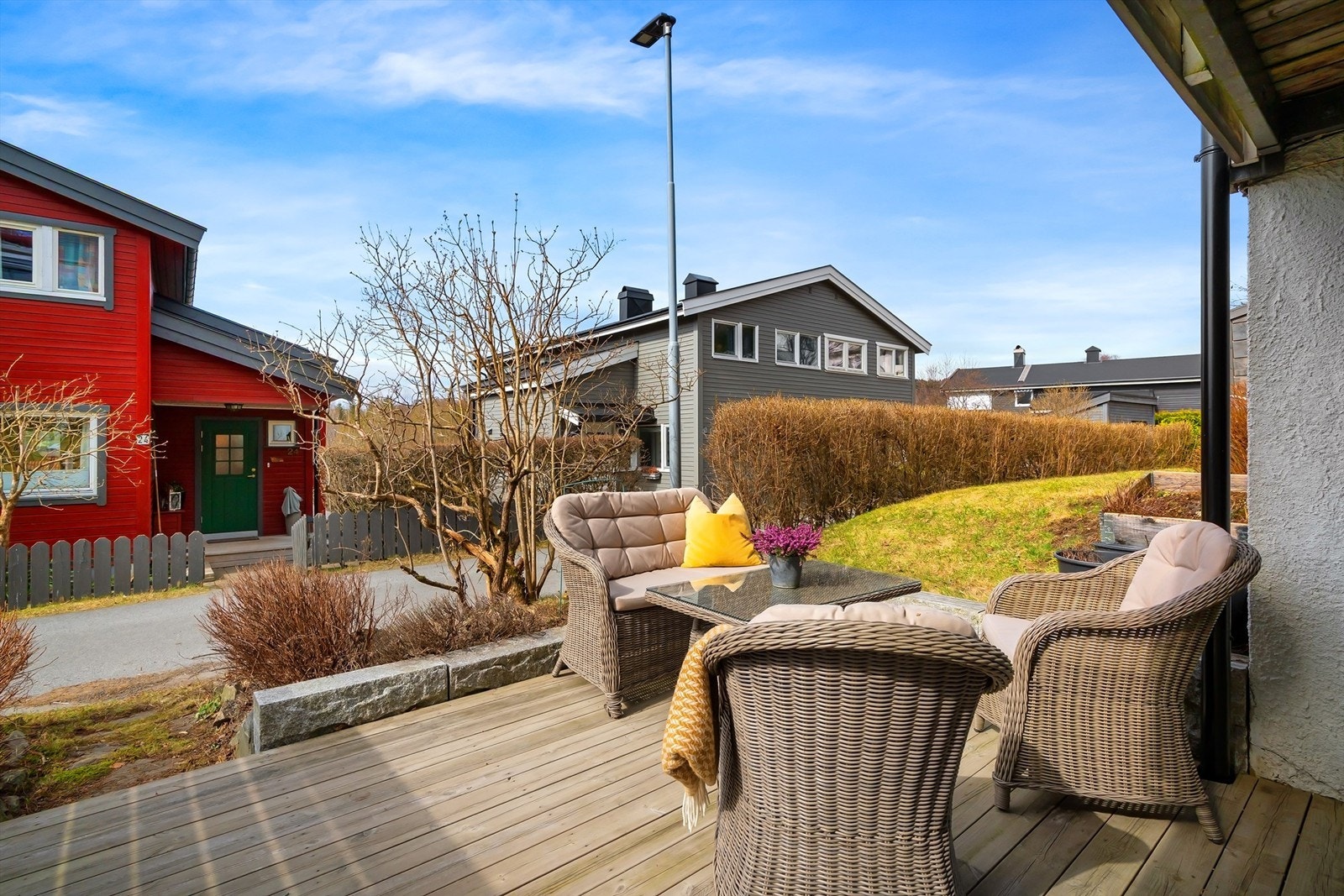 Fra TV-stuen har du utgang til en nydelig markterrasse Galleribilde