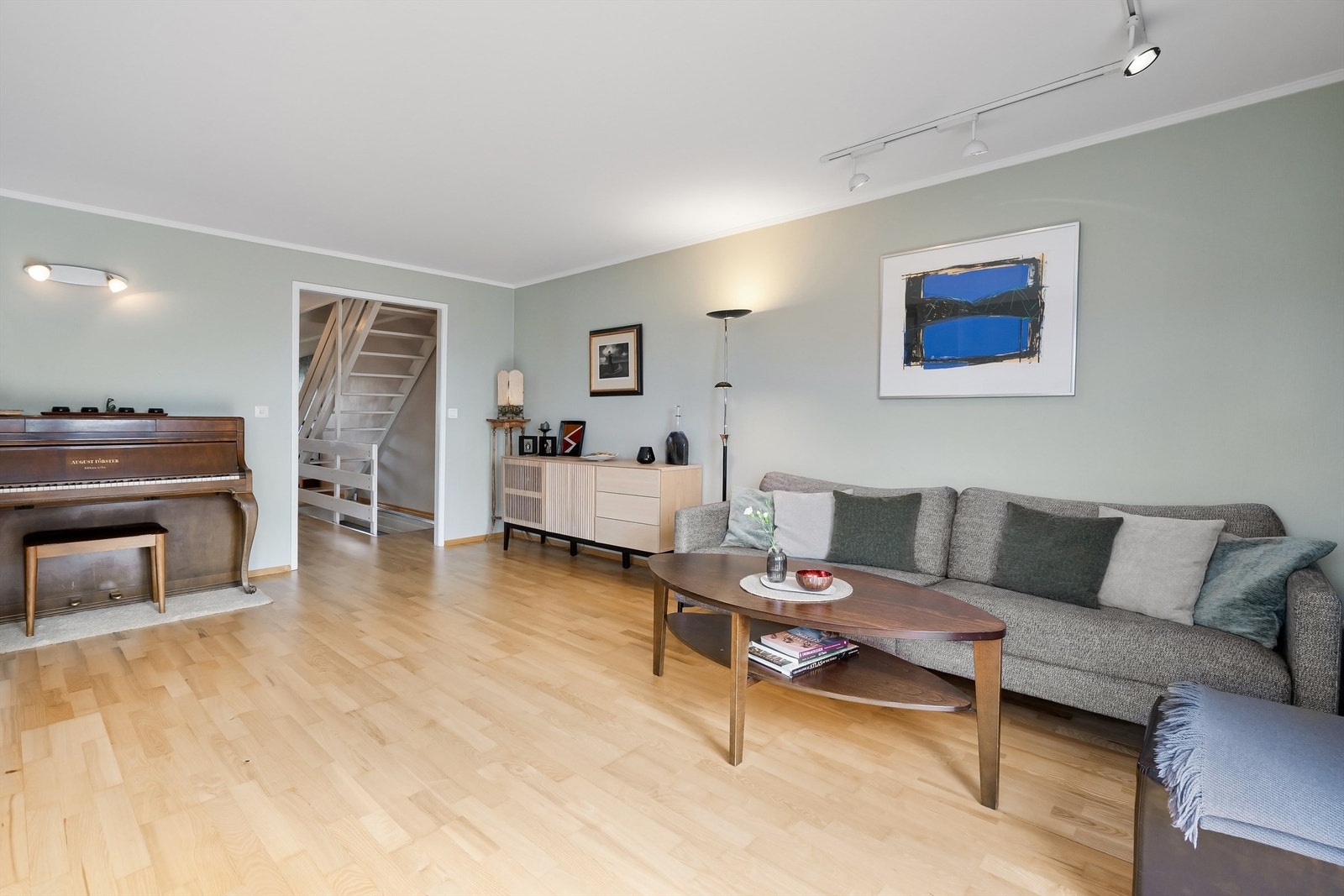 Stuen har gode møbleringsmuligheter med plass for sofagruppe, TV-seksjon, piano eller kanskje et lesehjørne Galleribilde