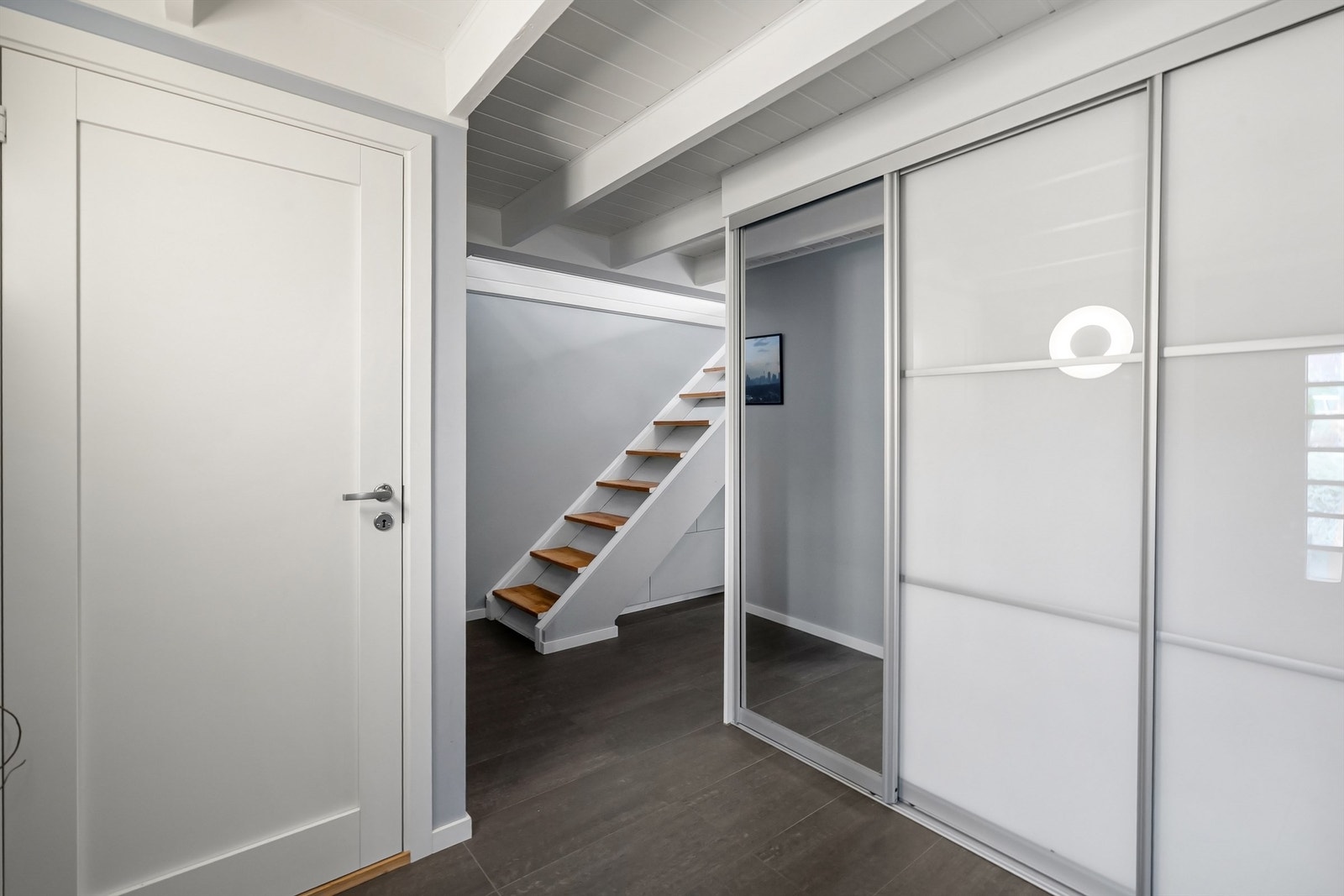 Romslig og innbydende entré/hall med god plass til oppbevaring av yttertøy og sko Galleribilde