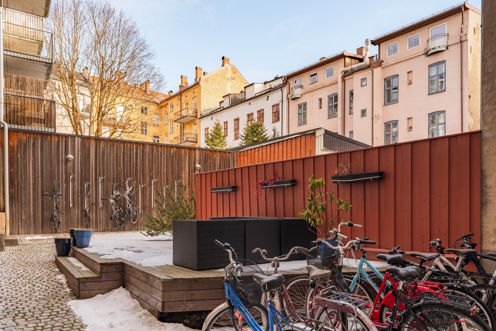 Skjermet og hyggelig gårdsrom med sykkelparkering og solrik sitteplass. Galleribilde