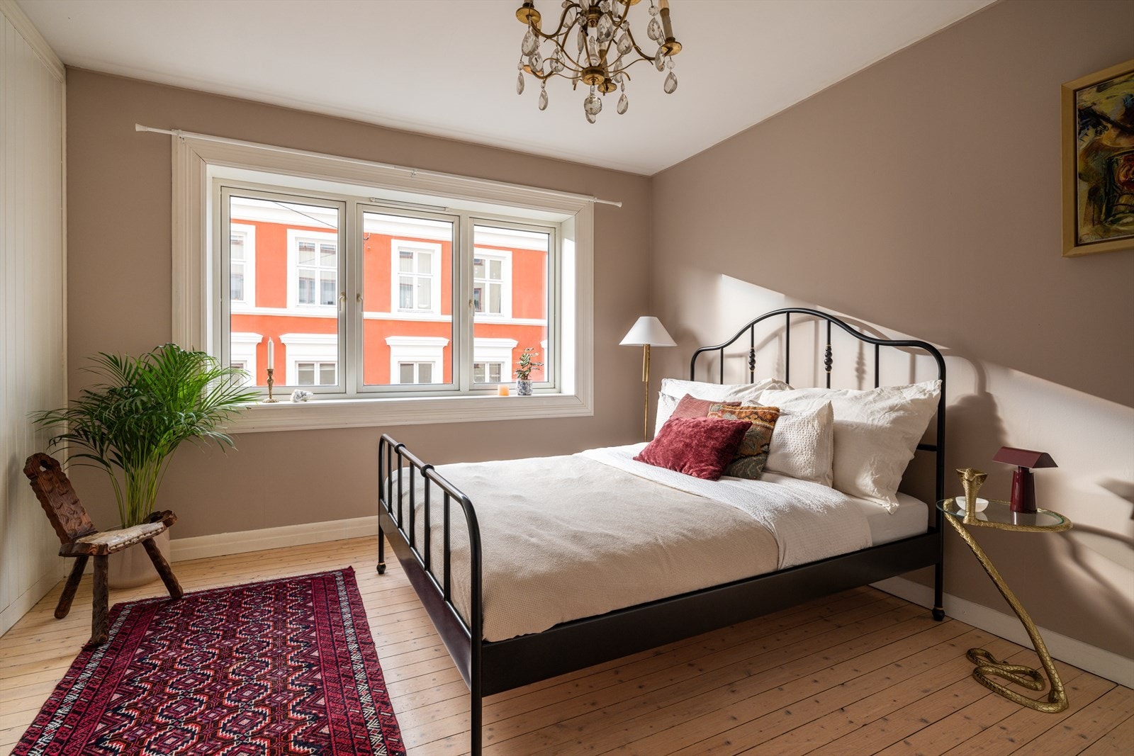 Stort og elegant hoedsoverom med god plass til dobbeltseng, nattbord og annet ønsket møblement. Nymalte vegger i 2026. Galleribilde