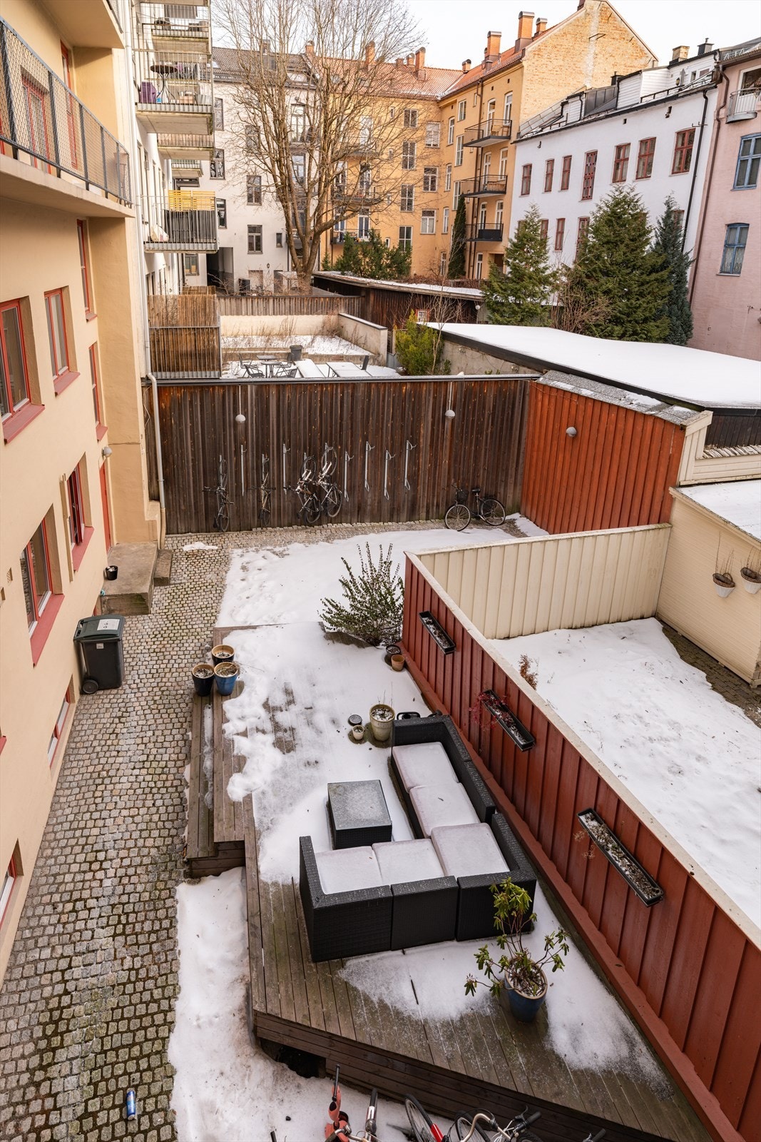 Utsikt fra kjøkkenet mot rolig og skjermet bakgård. Galleribilde