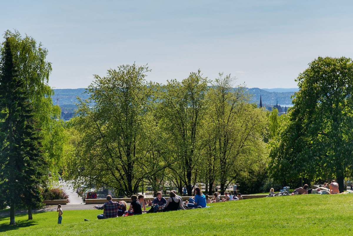 Nyt rolige stunder i vakre Torshovparken, med åpne gressletter og flott utsikt. Galleribilde
