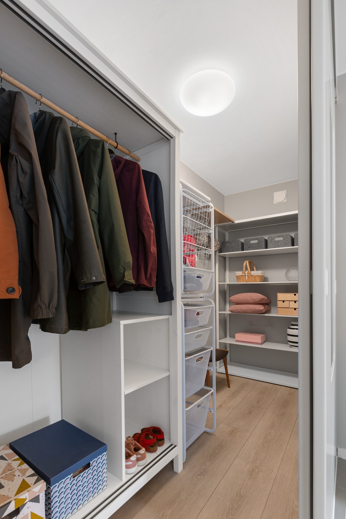 Det er god plass til oppbevaring av sko og yttertøy i en ryddig og praktisk løsning. Galleribilde