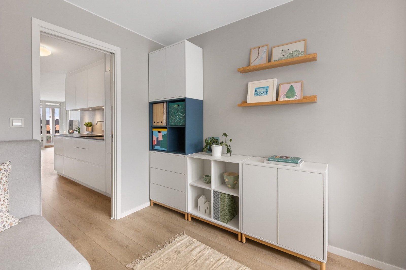 En dør fra kjøkkenet leder inn til et lite rom som i dag brukes som kontor, et praktisk tilskudd. Galleribilde