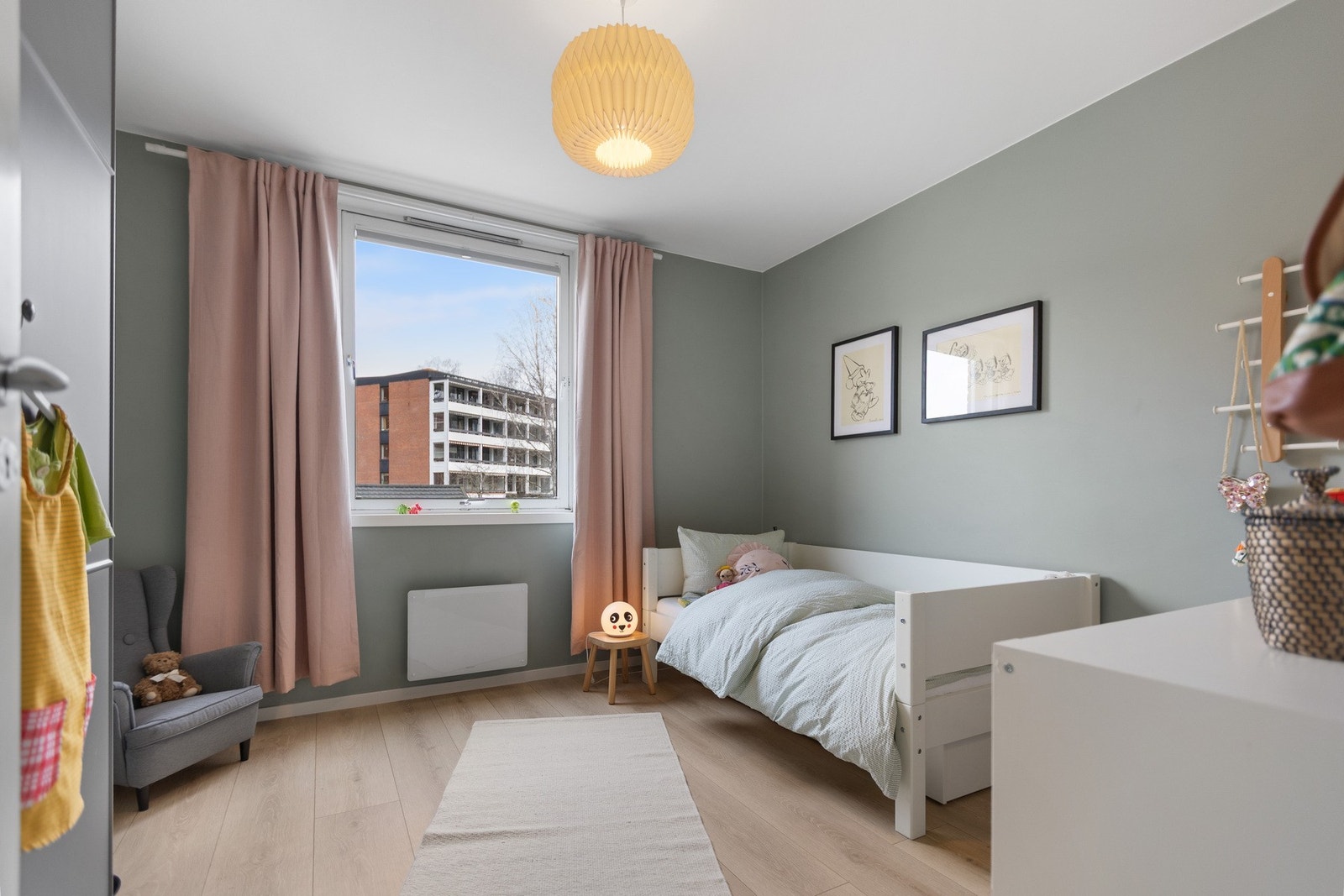 Det andre soverommet har salviagrønne vegger og store vinduer som slipper inn godt dagslys. Galleribilde