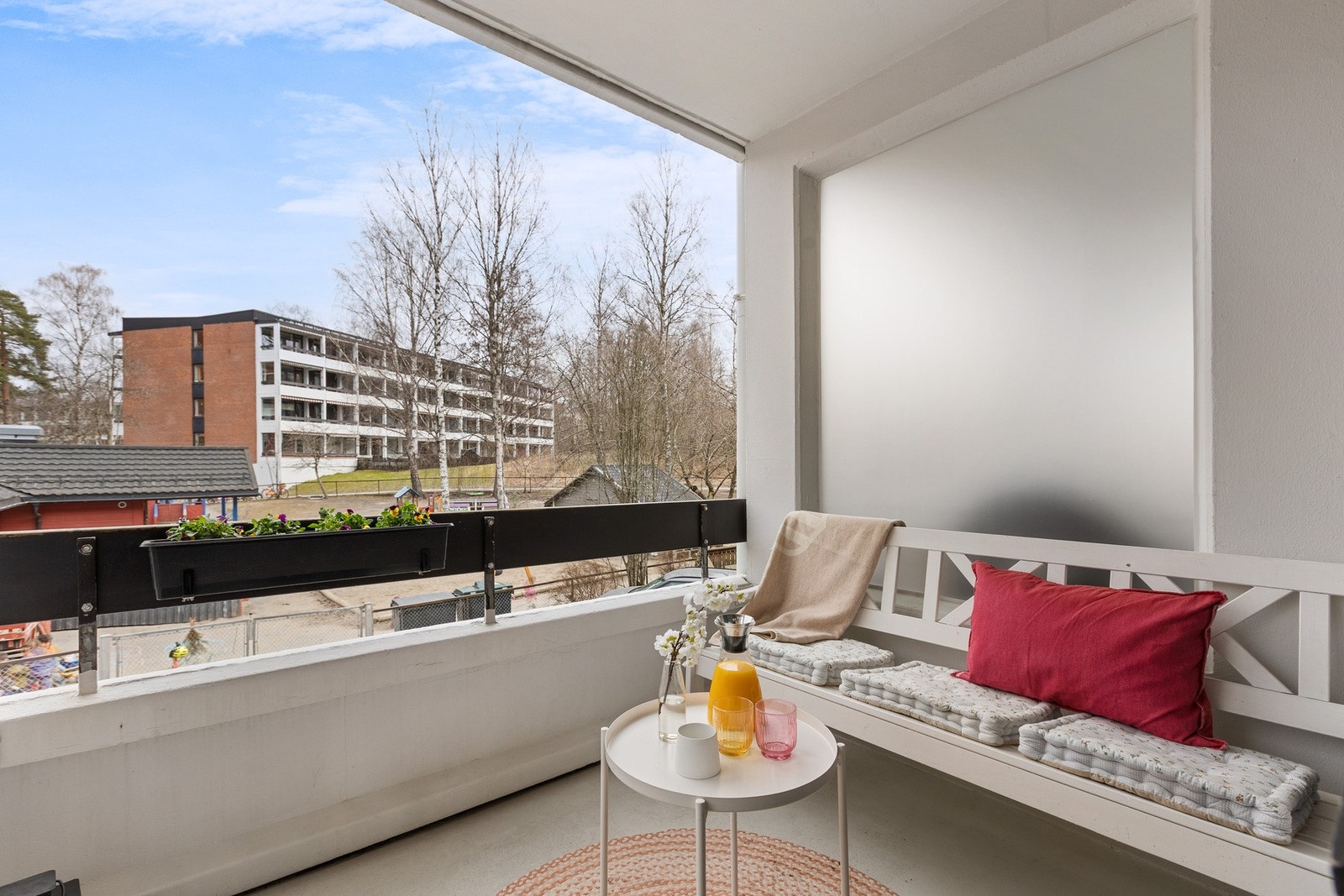 Fra rommet er det utgang til en mindre balkong med morgensol. Galleribilde