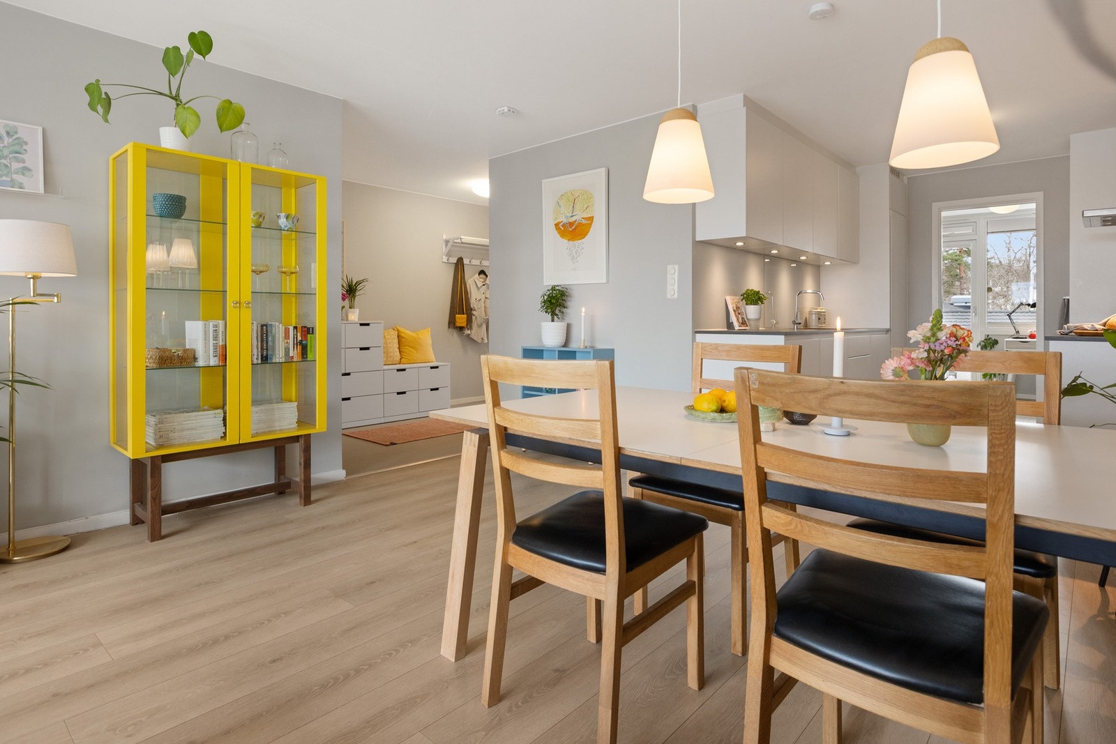 Det er plass til sofagruppe og spisebord med seks stoler uten at det blir trangt. Galleribilde