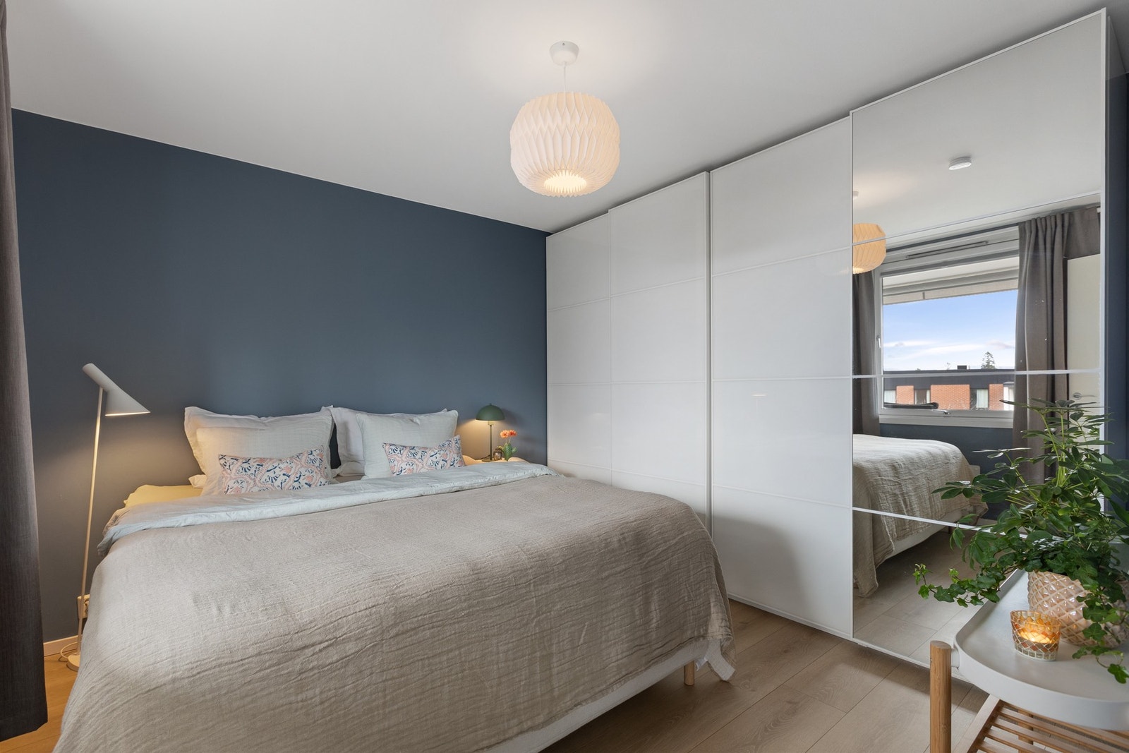 Hovedsoverommet er det største av de tre, med plass til dobbeltseng med nattbord på begge sider. Galleribilde