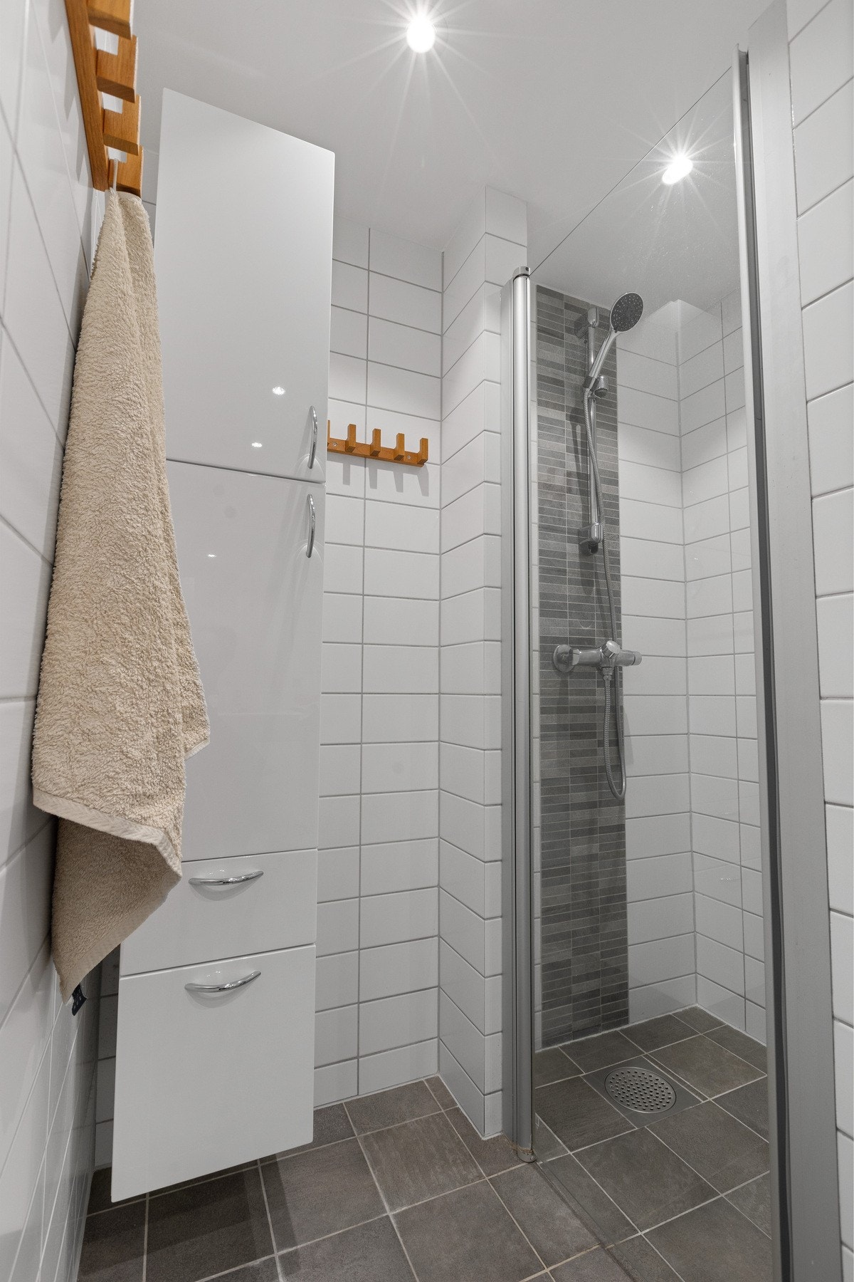 Badet har en stilren og tidløs innredning. Galleribilde