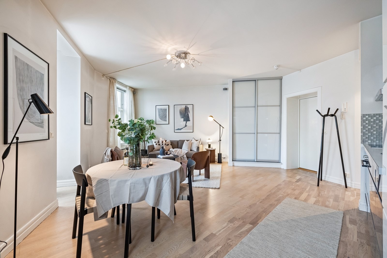 Romslig gulvplass gir fleksible møbleringsmuligheter. Galleribilde