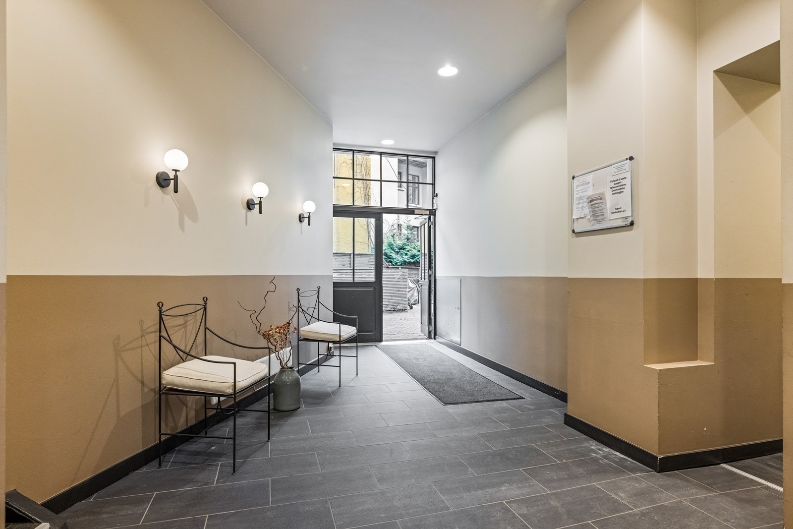 Pent og velholdt felles inngangsparti. Galleribilde