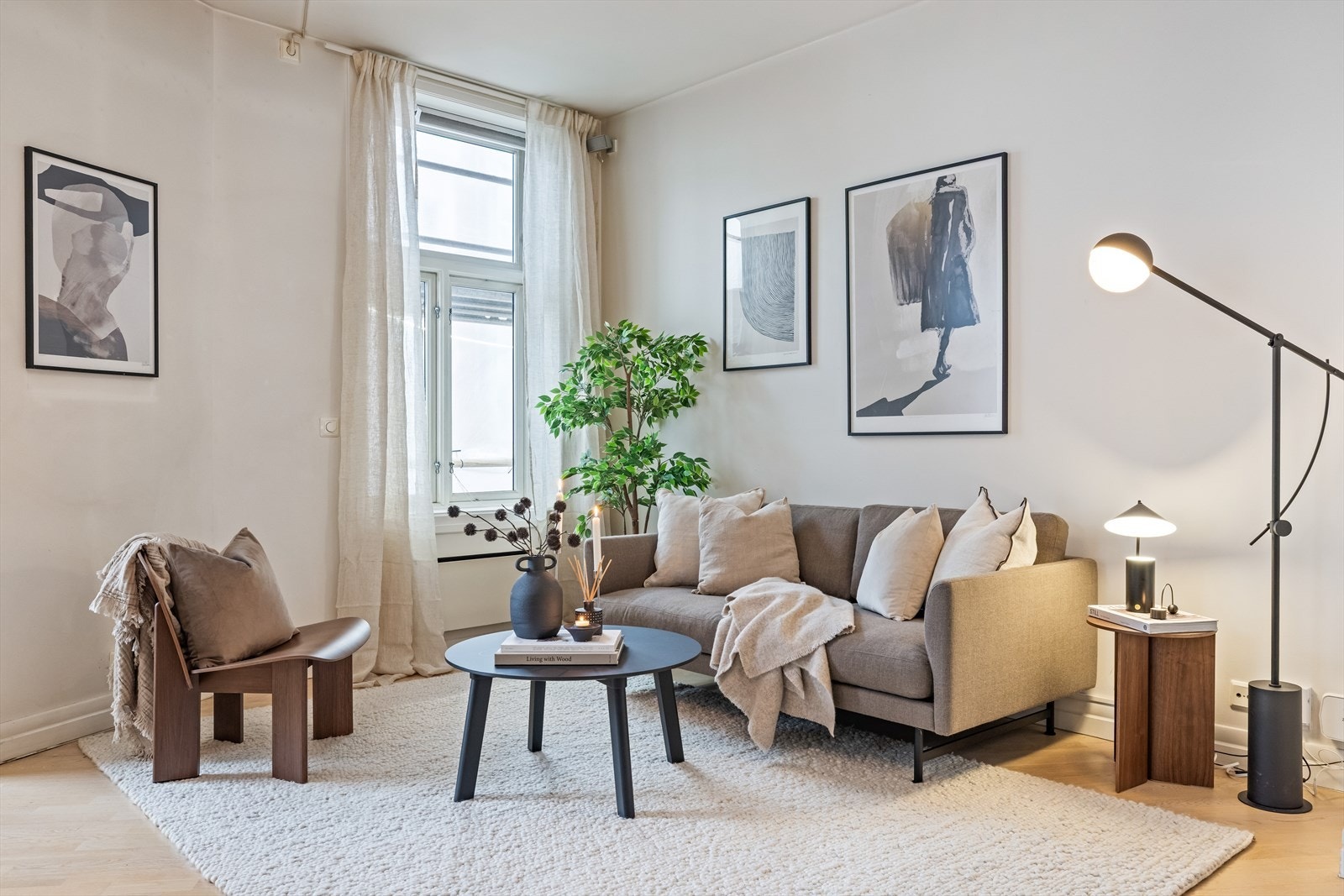 Stuen har en naturlig sone for sofagruppe. Galleribilde