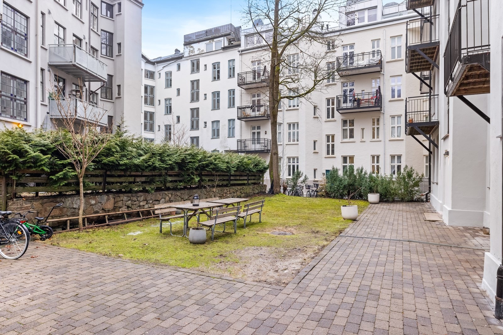 Felles bakgård med sitteplasser og grøntareal. Galleribilde
