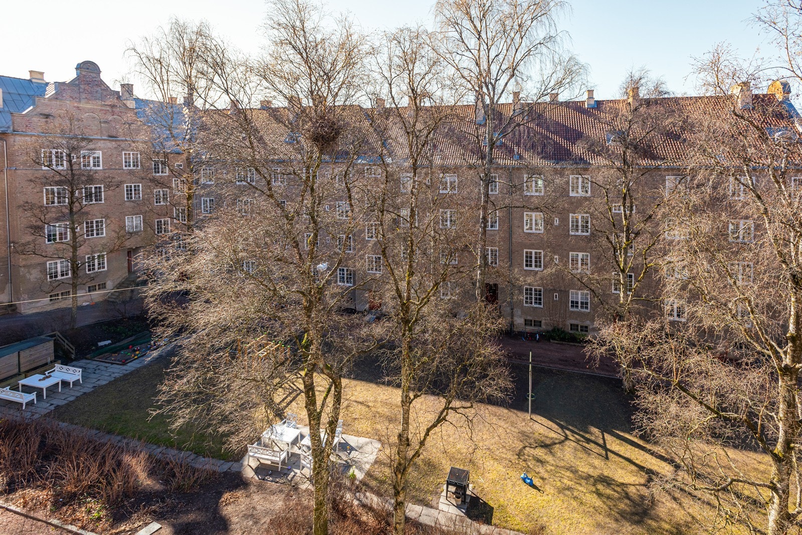 Leiligheten ligger i byggets 4. og øverste etasje med grønt og frodig utsyn over sameiets flotte, skjermede bakhage. Galleribilde