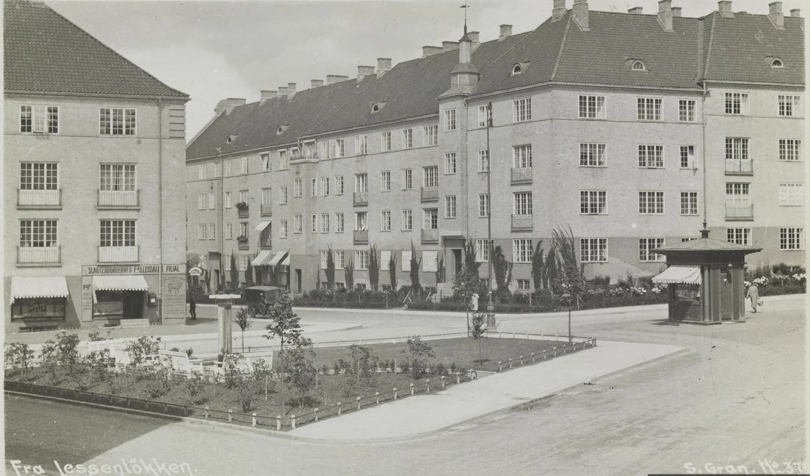 Boligen er en del av populære Jessenløkken, beliggende på beste Majorstuen. Gårdene ble tegnet av Harald Hals og stod ferdig i 1922. Foto: Nasjonalbiblioteket Galleribilde
