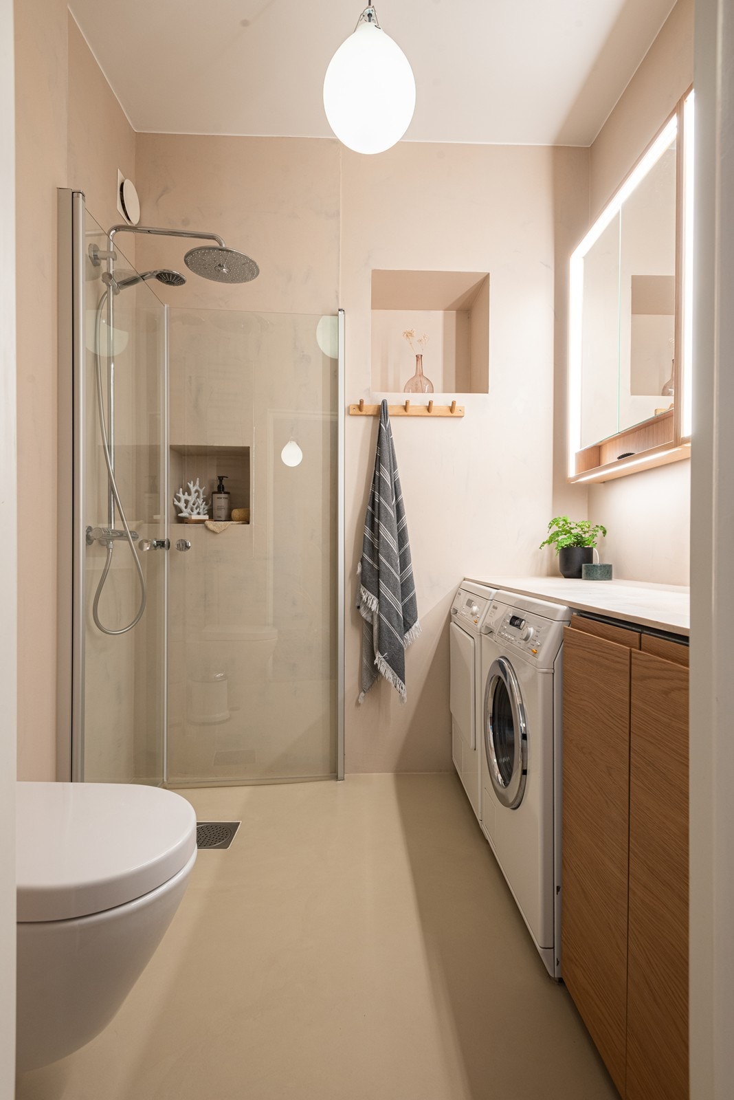 Lekkert, lyst og tidløst bad fra 2018. Nåværende eier har fornyet badet med microsement, inkludert smøremembran, i 2024. Galleribilde