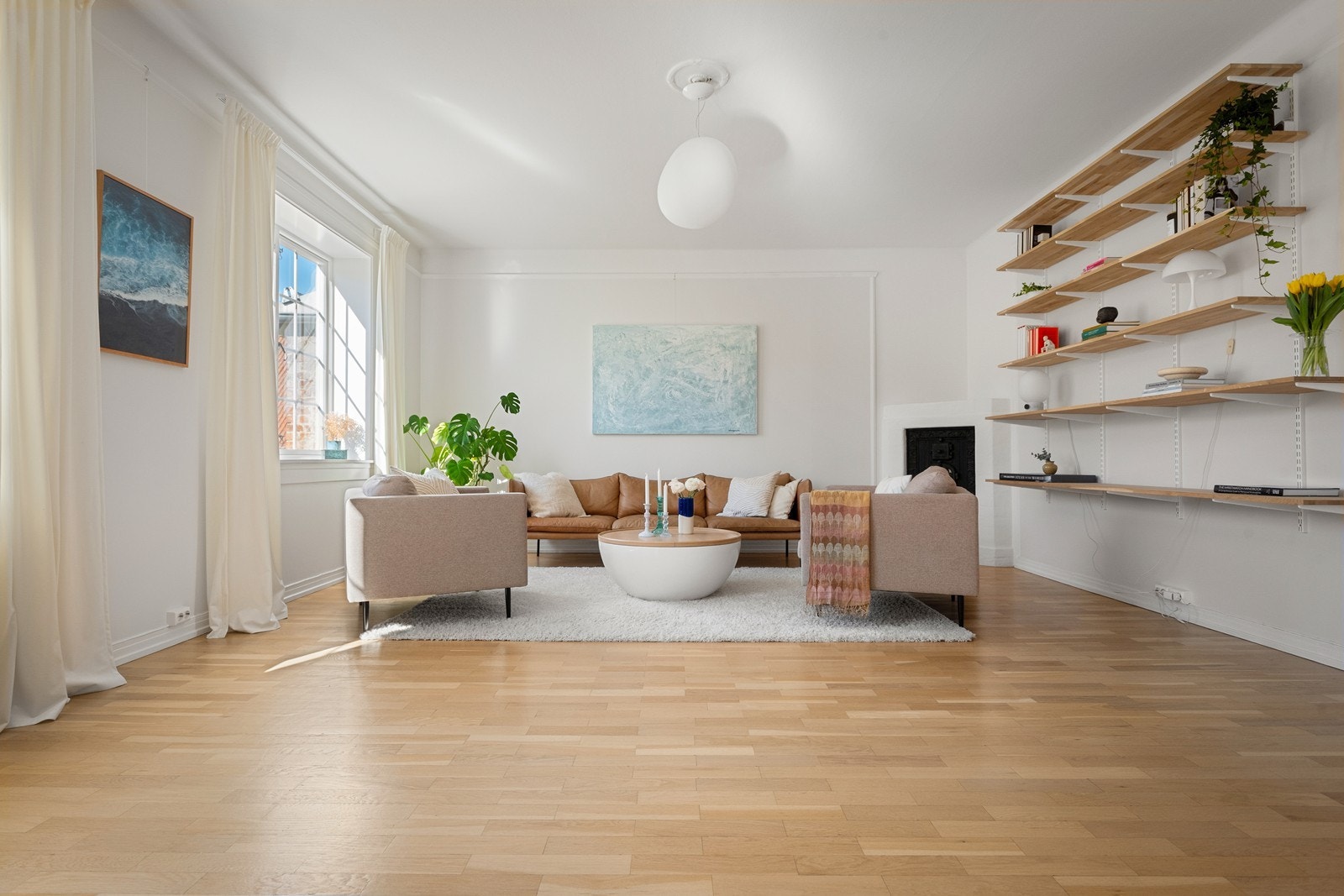 Stuen er stor med god plass til sofagruppe. Hyggelig og velfungerende ildsted i hjørne, perfekt for kalde høst- og vinterkvelder. Galleribilde
