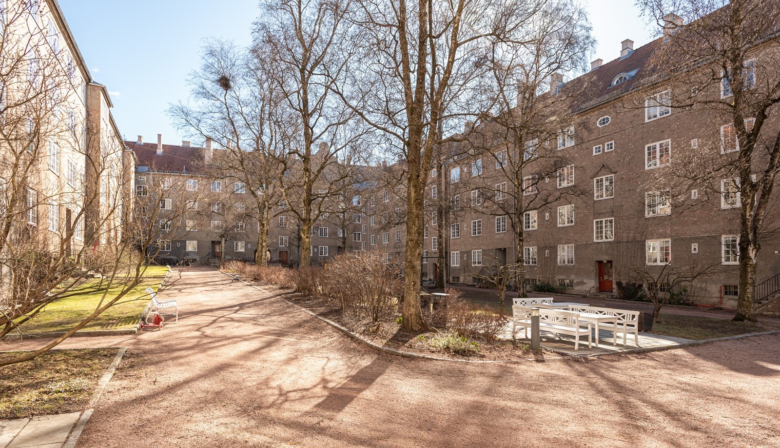 Sameiet er veldrevet med god økonomi og god vedlikeholdshistorikk. Det er totalt 30 parkeringplasser som leies ut etter ansiennitet. Galleribilde